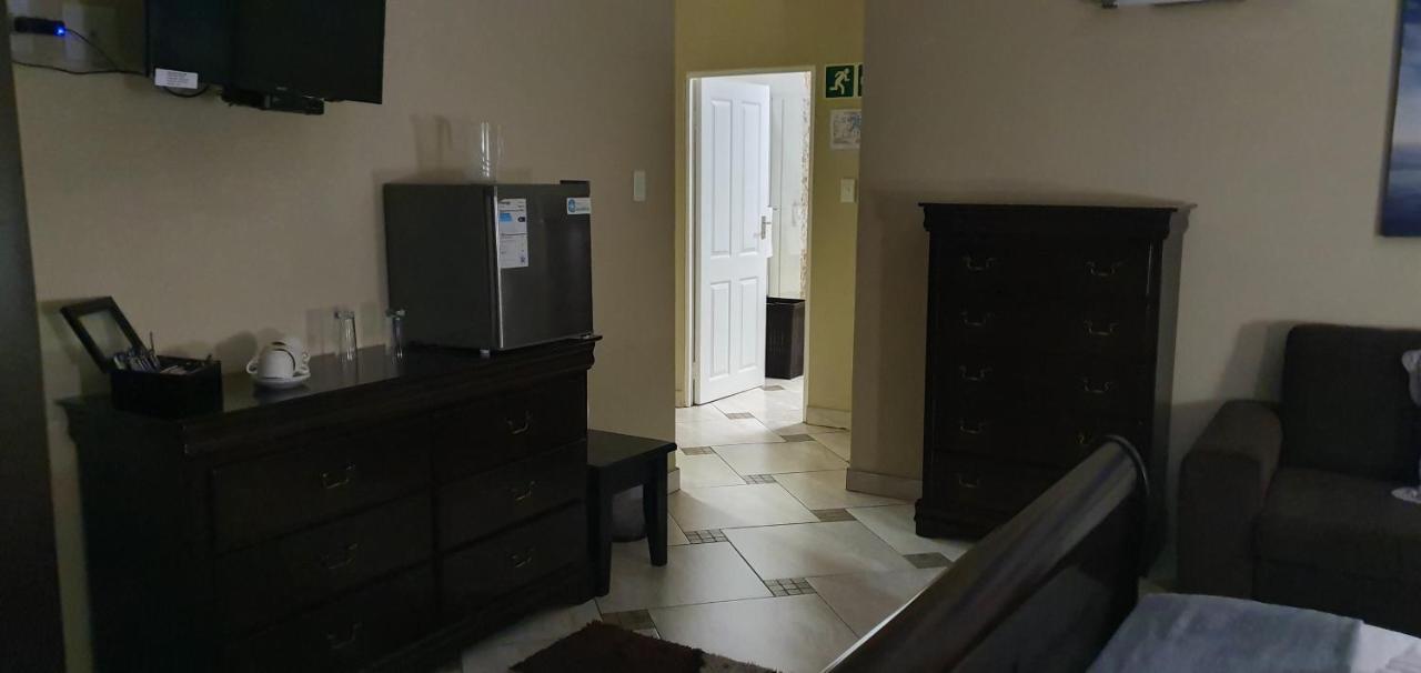 Falling Waters Guest House Маргит Экстерьер фото